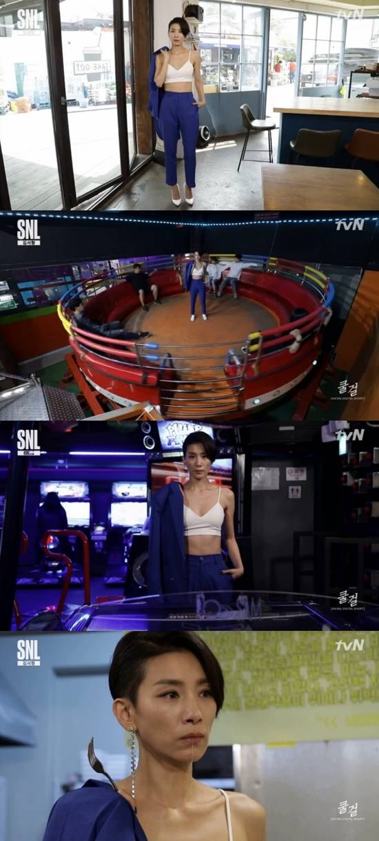배우 김서형이 10일 방송된 tvN SNL코리아 시즌9에서 화제의 칸 의상을 입고 우스꽝스러운 상황을 소화했다. /SNL코리아 시즌9 화면 갈무리
