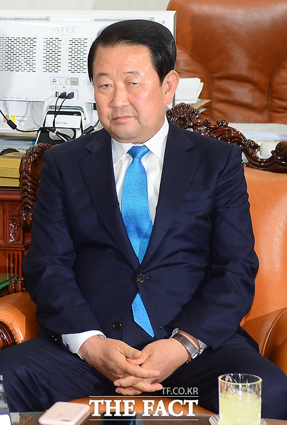 박주선 국민의당 비상대책위원장을 비롯한 일부 지도부는 당 혁신 작업을 완료하고 전당대회를 치르자고 했지만, 이날 의총에선 8월 전대에 대해 이견을 제시하지 않을 것으로 알려졌다. /이새롬 기자