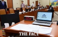 [TF포토] '자유한국당 불참' 속에 지연되는 국회정무위원회