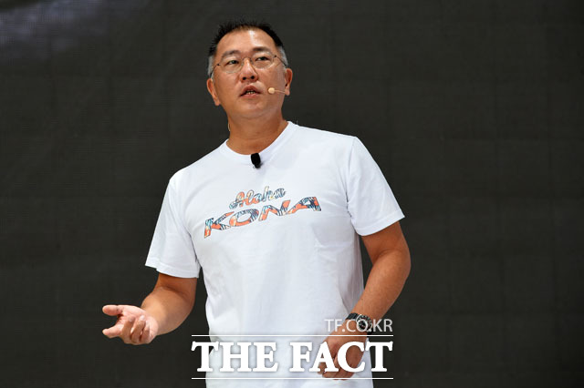 국내 출시 행사에 처음으로 참여한 정의선 부회장이 코나를 소개하고 있다. /남윤호 기자