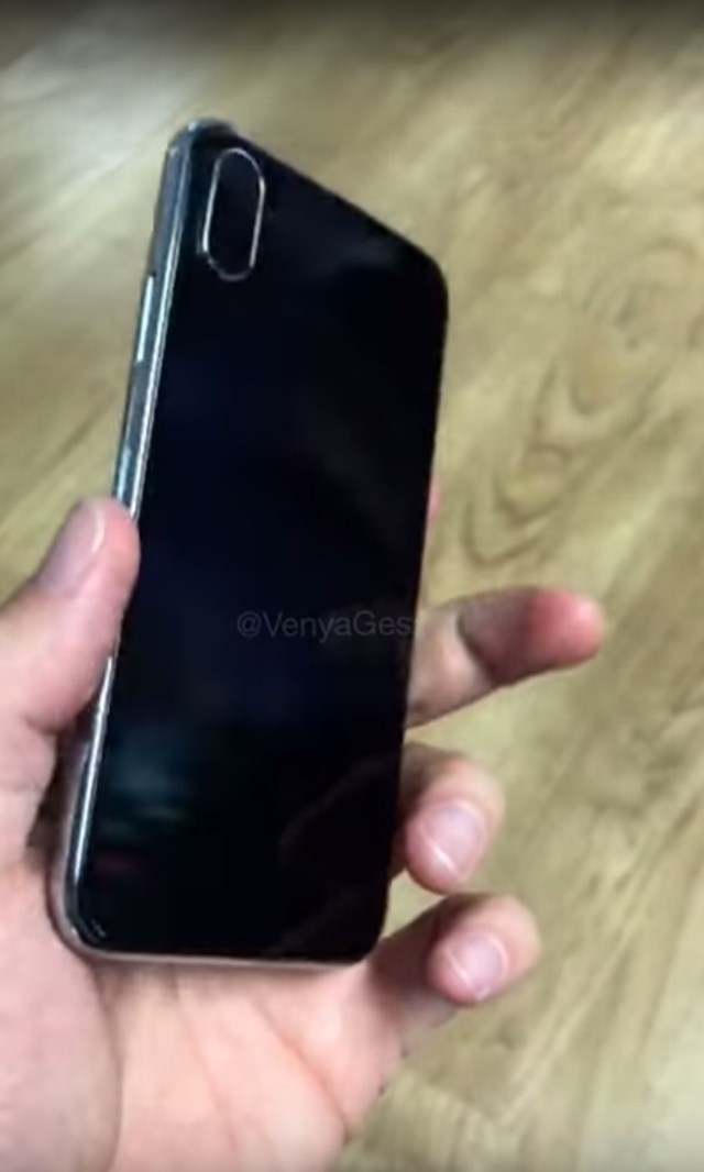 아이폰 8 프로토 타입 유출, 카메라가 안으로 들어갔다 지난달 23일 애플 전문유튜브 아이벤야웨이는 아이폰 8 프로토타입 영상을 공개했다. /유튜브 캡처