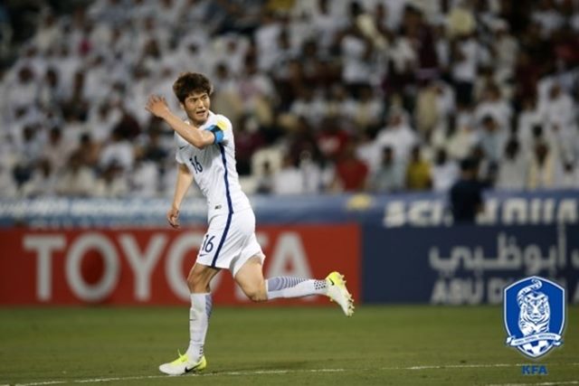 기성용 고군분투했지만! 기성용은 한국-카타르 경기에서 4-2-3-1 전형 속에 한국영과 함께 더블 볼란치로 출전했다. 만회골을 터뜨리는 활약을 펼쳤으나 공격과 수비의 부담이 커 공수 연결고리 구실을 확실히 해내지 못했다. /대한축구협회 제공