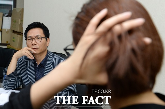 배우 이진욱을 성폭행 혐의로 고소한 여성(사진 오른쪽 뒷모습)이 무죄 선고를 받았다. 사진은 지난해 더팩트와 인터뷰 당시. /남용희 기자