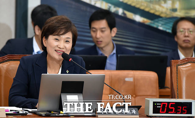 김현미 국토교통부 장관 후보자가 15일 오전 서울 여의도 국회에서 열린 인사청문회에 출석해  의원들의 질의에 대답하고 있다. /국회=이새롬 기자