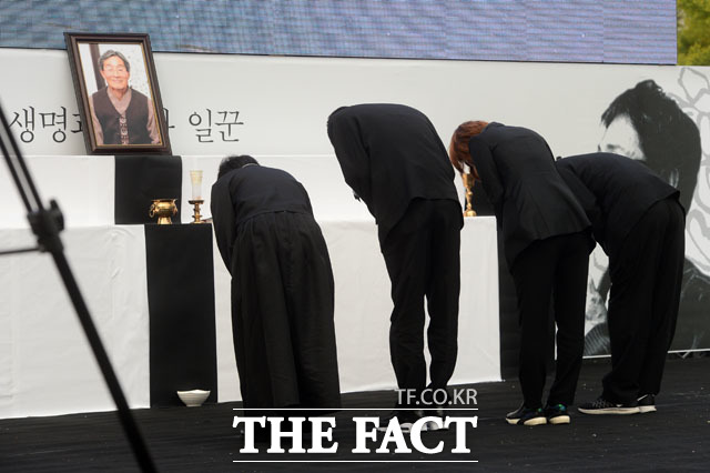 2016년 11월 5일 오후 서울 종로구 광화문광장에서 고 백남기 농민의 영결식이 열린 가운데 유족들이 영정에 인사를 하고 있다. /남윤호 기자
