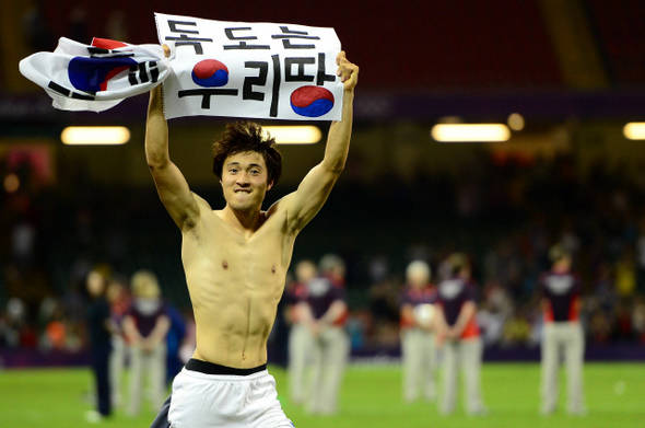 2012년 8월11일 런던올림픽 축구 한국과 일본의 3·4위전 경기 후 올림픽 대표팀 박종우(사진)가 독도는 우리땅이라는 문구가 적힌 종이를 들고 그라운드를 누벼 동메달 수상이 보류되기도 했다. /올림픽공동취재단