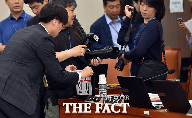 오늘도 어김없이 항의피켓 붙이는 자유한국당