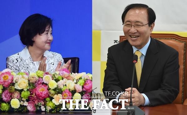 노회찬 정의당 원내대표(왼쪽)는 14일 페이스북에 김정숙(오른쪽) 여사에게 받은 편지를 공개했다./더팩트DB