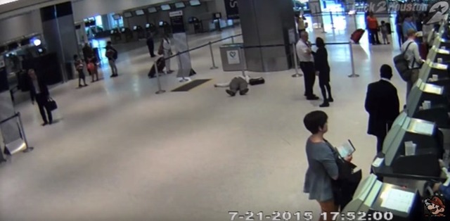유나이티드 항공 직원 70대 노인 폭행 구설. 유나이티드 항공 직원이 2015년 71세 노인을 공항 바닥으로 내동댕이 쳐 또다시 폭행 구설에 휩싸였다. /유튜브 캡처