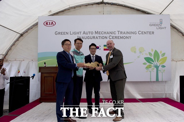 기아자동차가 아프리카 아디스아바바 리데타에서 14일(현지시간) 김문환 주에티오피아 한국대사, 이순남 기아차 아중동지역본부장, 기획재정위원회 정병국 의원, 에드워드 브라운 에티오피아 월드비전 회장(왼쪽부터) 등이 참석한 가운데 자동차 정비훈련센터 완공식을 진행했다. /기아자동차 제공