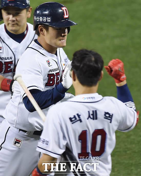 4회말 두산 민병헌이 좌중월 2점 홈런을 친 후 홈에서 박세혁과 하이파이브를 나누고 있다.