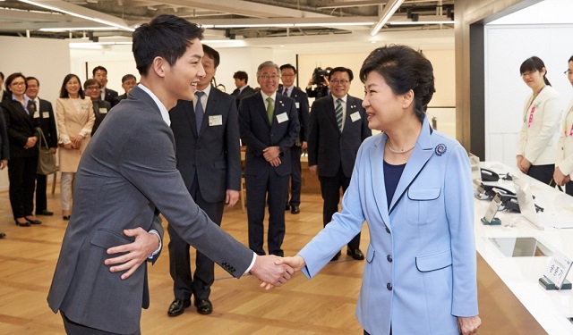 박근혜 전 대통령과 배우 송중기가 지난해 4월 K-스타일허브 한식문화관 개관식 현장에서 악수를 나누고 있다. /청와대