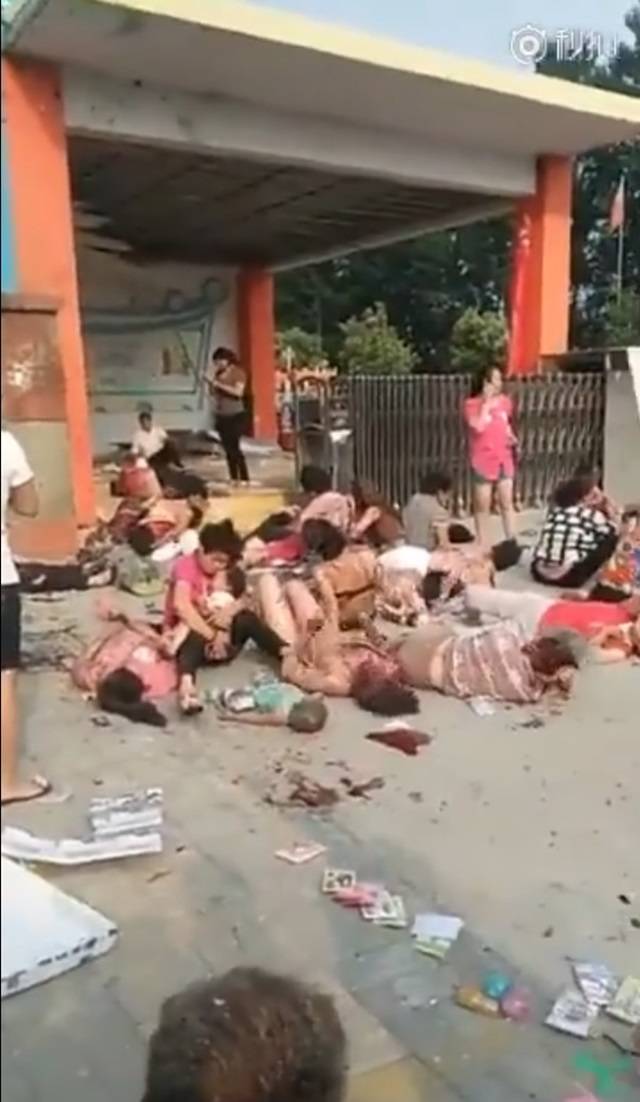 중국 한 유치원 폭발 사건 발생, 중국 공안 용의자 한 명으로 특정했다 15일 오후 4시 50분 중국 장쑤성 쉬저우시 평시안현의 촹신 유치원에서 폭발 사건이 발생해 8명이 사망하고 66명이 부상을 입었다. /트위터 캡처