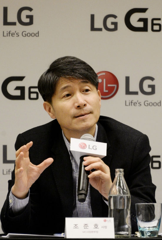 LG전자는 G6 파생 모델 출시를 준비하고 있다. 사진은 조준호 LG전자 MC사업본부장. /LG전자 제공