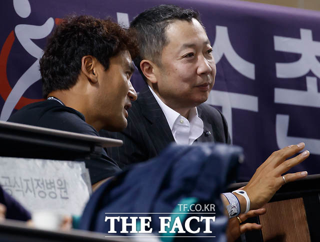 두산 박정원 회장(오른쪽)과 박찬호가 경기를 관전하며 진지하게 대화를 나누고 있다.