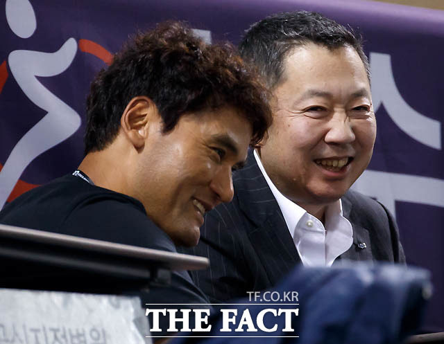 두산 박정원 회장(오른쪽)과 박찬호가 경기를 관전하며 대화를 나누다 환하게 웃고 있다.