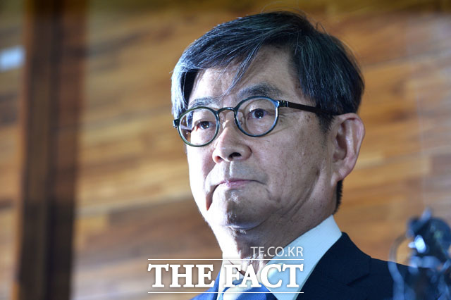 안경환 법무부 장관 후보자가 16일 오전 서울 서초구 대한법률구조공단에서 기자회견을 갖고 여성 차별적 표현과 동의 없는 혼인신고 등 논란에 대해 해명하고 있다./남윤호 기자