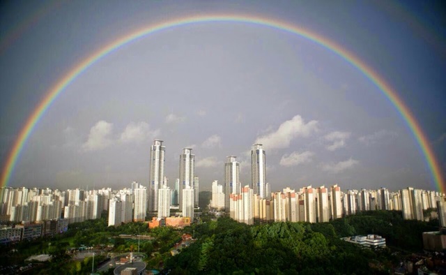 동탄 상공 위로 선명한 무지개, 그 끝에 황금 항아리가 숨겨져 있을까? 16일 한 온라인 커뮤니티에 동탄 상공에 선명한 무지개가 포착됐다. 한편 나라별로 무지개의 의미가 다른 것으로 나타났다./온라인 커뮤니티 캡처
