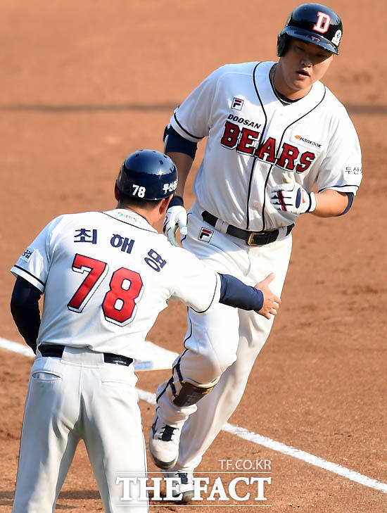 두산 오재일이 2회말 무사 2루 찬스에서 우중월 2점홈런을 터뜨리고 그라운드를 돌고 있다.