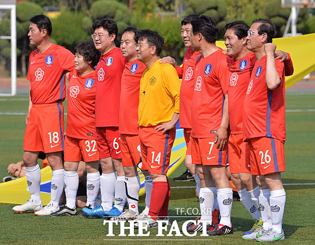경기 전 여유 있는 한국 대표 의원들