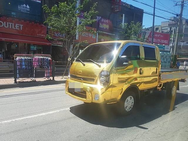 평범한 봉고트럭? 봉고르기니 무얼실을라고! 12일 페이스북 페이지 남자들의 자동차에 슈퍼카급의 디자인 위용을 자랑하는 봉고트럭 사진이 올라왔다./남자들의 자동차 페이지 캡처