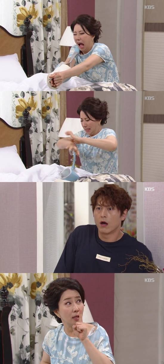 아버지가 이상해 32회. 18일 전파를 탄 KBS2 주말드라마 아버지가 이상해에서는 오복녀가 가짜 깁스를 한 사실을 차정환에게 들키는 장면이 그려졌다. /KBS2 아버지가 이상해 방송 캡처