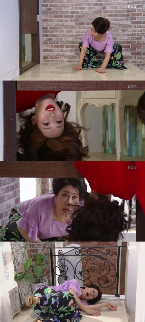 아버지가 이상해 31회. 17일 전파를 탄 KBS2 주말드라마 아버지가 이상해에서는 오복녀가 아들-며느리 방을 엿보다 계단에서 굴러떨어지는 장면이 그려졌다. /KBS2 아버지가 이상해 방송 캡처