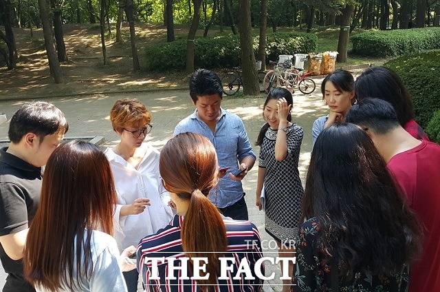 15일 오후 서울 양재 시민의 숲에서 열린 포켓몬고 미디어 사전 체험행사에서 한국 기자와 나이언틱 관계자들이 포켓몬고의 새로운 콘텐츠를 즐기고 있다. /더팩트 DB
