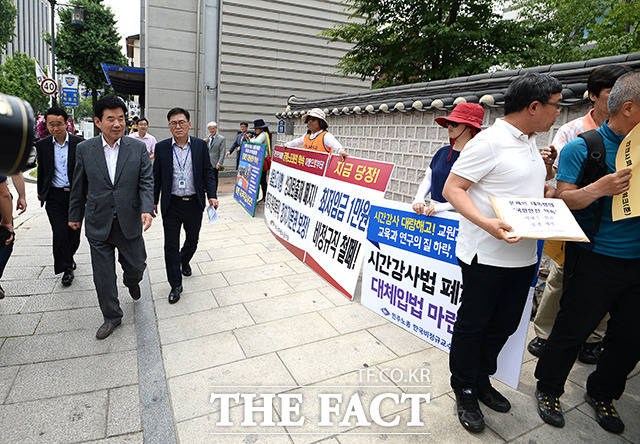 김진표 국정기획자문위원장(왼쪽)이 기자회견장을 지나가고 있다.
