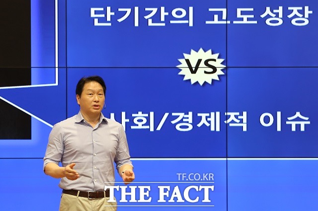 최태원 회장은 CEO들에게 그룹이 보유하고 있는 다양한 유무형의 자산을 공유 인프라로 활용할 수 있는지 고민할 것을 주문했다.