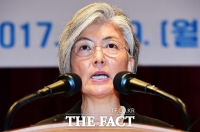 [TF포토] '소통이 중요!'…강경화, '첫 여성 외교부 장관 취임'