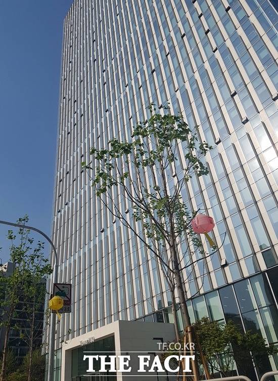 소셜커머스 1위 쿠팡이 쿠팡맨 처우 논란, 정규직 임금 체불 등 크고 작은 악재로 소비자들의 신뢰를 잃고 있다. 사진은 쿠팡 사옥이 위치한 서울 송파구 신천동 타워 730. /더팩트DB