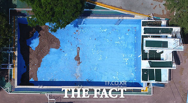 페인트뿐만 아니라 시멘트도 벗겨진 다이빙 전용 수영장