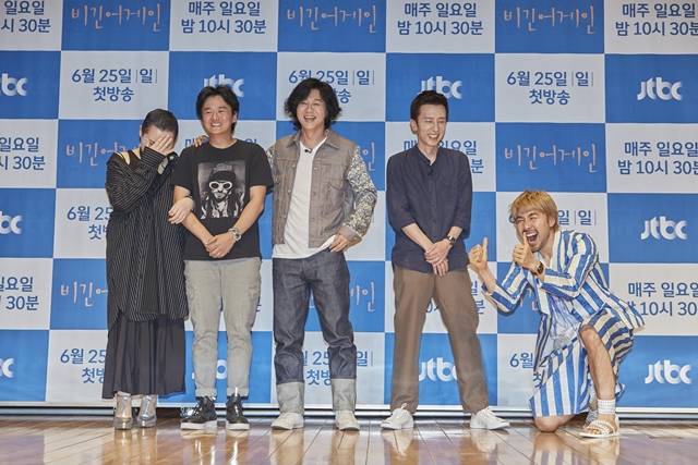 비긴어게인은 이소라(맨 왼쪽) 윤도현 유희열 노홍철(맨 왼쪽에서 세 번째부터)이 해외를 여행하며 버스킹에 도전하는 내용을 그리는 프로그램이다. /JTBC 제공