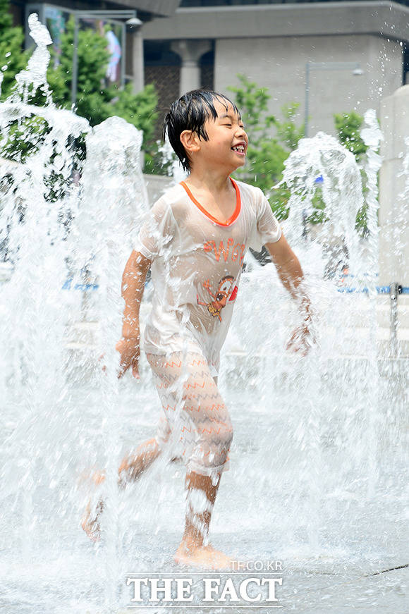 21일 하지, 낮 시간 1년 중 가장 길다 21일 24절기 중 태양의 남중 고도가 가장 높은 하지를 맞은 가운데 이에 대한 관심이 집중되고 있다. 사진은 폭염에 분수놀이를 즐기는 모습./ 남용희 기자