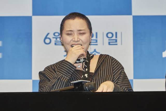 비긴어게인은 이소라(맨 왼쪽) 윤도현 유희열 노홍철(맨 왼쪽에서 세 번째부터)이 해외를 여행하며 버스킹에 도전하는 내용을 그리는 프로그램이다. /JTBC 제공