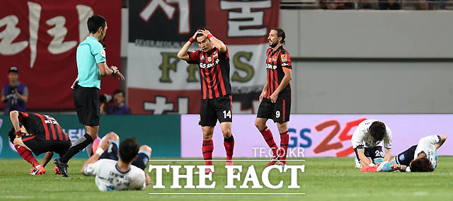 0-0 무승부를 기록한 서울과 대구 선수들이 경기 종료 후 아쉬워하고 있다.