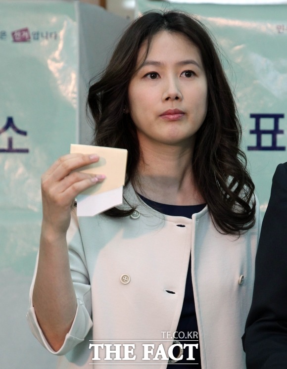 배우 심은하가 수면제 과다 복용으로 쓰러졌다는 보도가 나왔다. 보도에 의하면 심은하는 20일 새벽 1시쯤 수면제 과다 복용으로 응급실로 후송돼 긴급치료를 받았다. /더팩트 DB