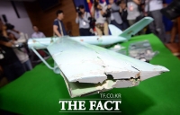 [TF포토] 인제에서 발견된 북한 무인기 '파손된 날개'