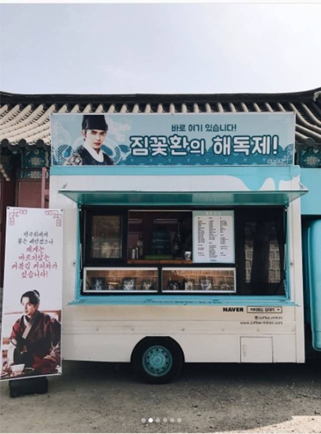 <b>군주 유승호 촬영현장에 한턱 냈다 커피차 대령이오</b> 21일 한 커피차 업체는 군주 유승호가 촬영장에 커피차를 보냈다며 사진을 게시했다./커피볶는 김대리 인스타그램 캡처