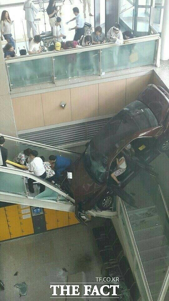 경기 일산 일산백병원에서 22일 오후 차량이 행인에 돌진하는 사고가 발생한 가운데 경찰이 정확한 사고 원인을 조사 중이다. /독자 제공