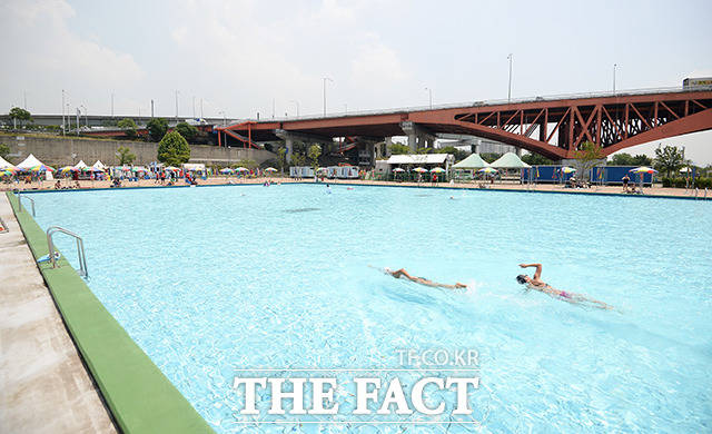 무더운 여름을 알리는 한강 야외 수영장 개장!