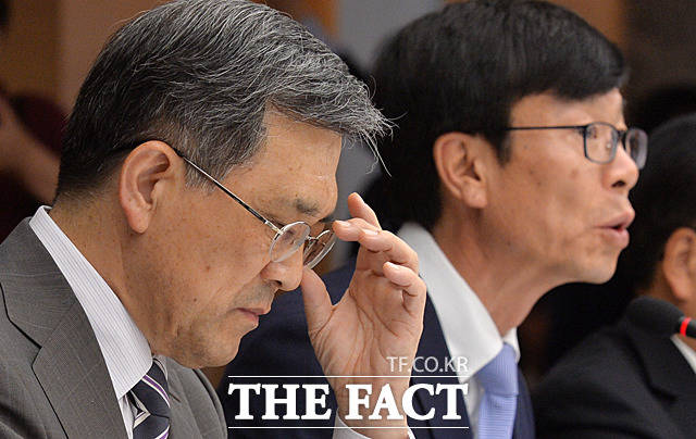 김상조 공정거래위원장이 모두발언을 하는 가운데 권오현 삼성전자 부회장이 생각에 잠겨 있다.