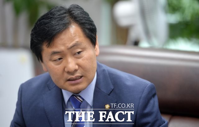 김관영(국회 정무위원회 간사) 국민의당 의원은 22일 경영진의 잘못으로 인해 손해가 발생할 경우 가맹점주들이 본부에 배상 책임을 물을 수 있도록 하는 법률안을 발의했다. /더팩트DB