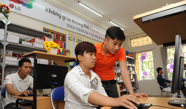 LG전자는 IT 도서관을 기증하는 등 베트남 하이퐁 지역 직업학교들을 지원하기로 했다고 23일 밝혔다. /LG전자 제공