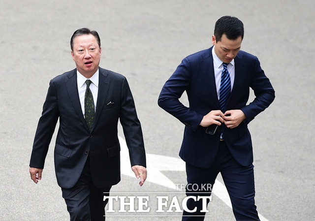 박용만 대한상의 회장(왼쪽)과 박재원 두산인프라코어 부장이 예식장으로 이동을 하고 있다. /배정한 기자