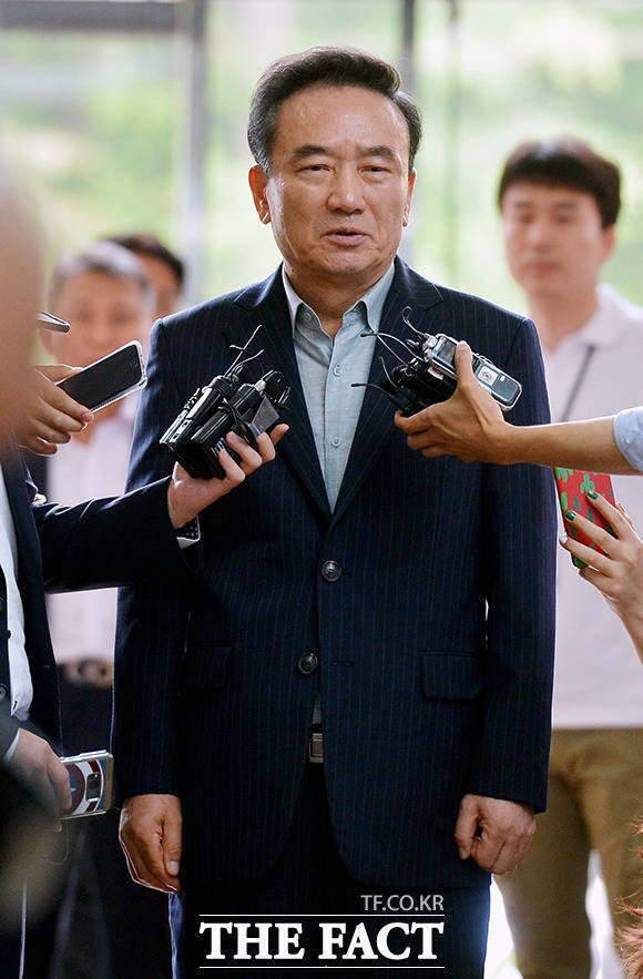 여직원 성추행 혐의를 받고 있는 최호식 전 호식이두마리치킨 회장이 21일 오전 서울 강남경찰서에 출석하고 있다. /이덕인 기자