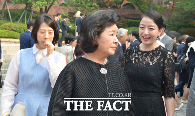 이행자 고문(가운데)은 지난 16일 둘째 며느리 김선희 씨, 셋째 며느리 노현정(오른쪽) 전 아나운서와 함께 정남이 아산나눔재단 상임이사의 결혼식에 참석했다. /장병문 기자