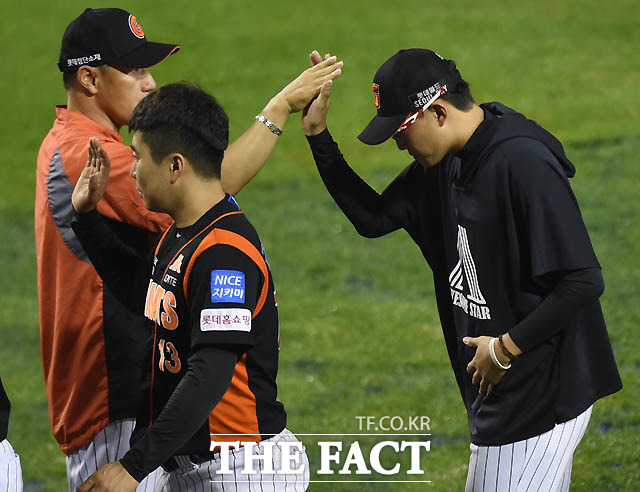 롯데가 4-2로 승리를 거둔 가운데 승리투수가 된 박세웅이 조원우 코치와 하이파이브를 나누고 있다.