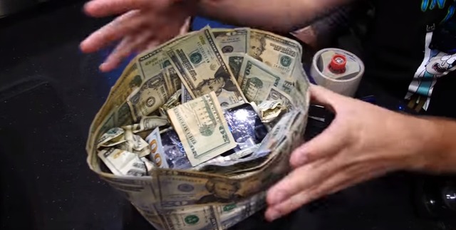 최근 유튜브에 1000달러에 이르는 지폐로 갤럭시S8을 감싼 후 낙하 테스트하는 영상이 올라왔다. /유튜브 영상 갈무리